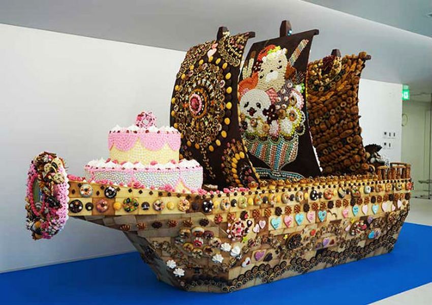 Japonští studenti vyrobili velký dort ve tvaru člunu z ručně vyráběných sladkostí