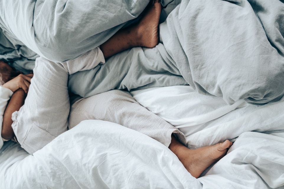 Pyžamo vs. noční košile: jak si vybrat ten správný kousek pro dokonalý spánek?
