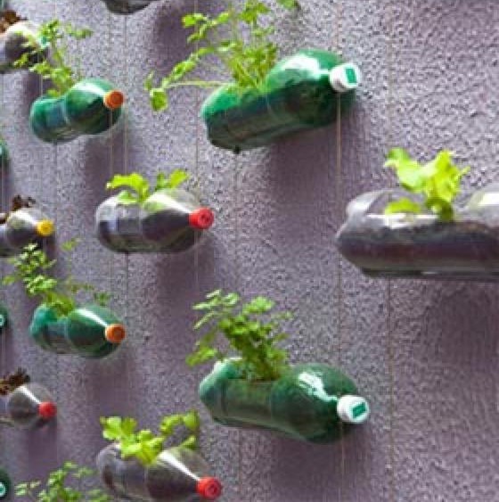 Recyklovaná stará židle jako květinový stojan na balkoně