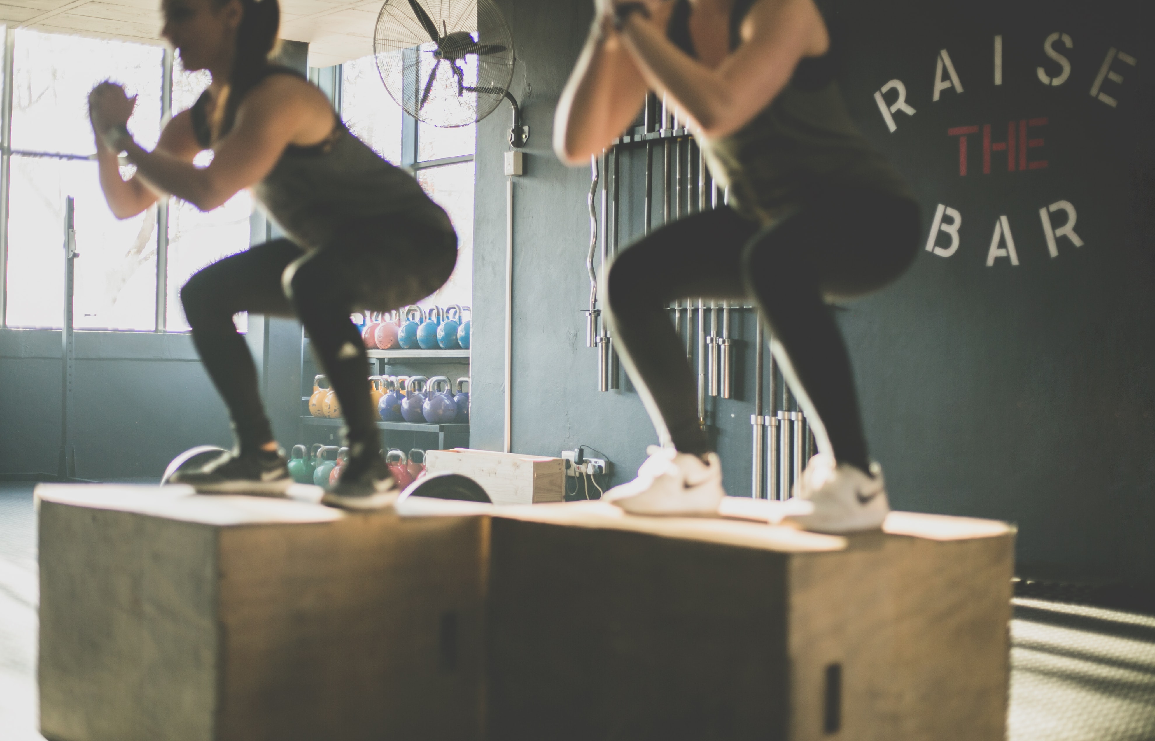 Sportovní tenisky při cvičení ve fitness centru