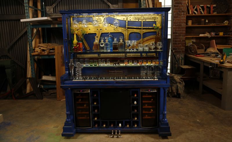 Pianový bar natřený na modro s vestavěnými přihrádkami na lahve