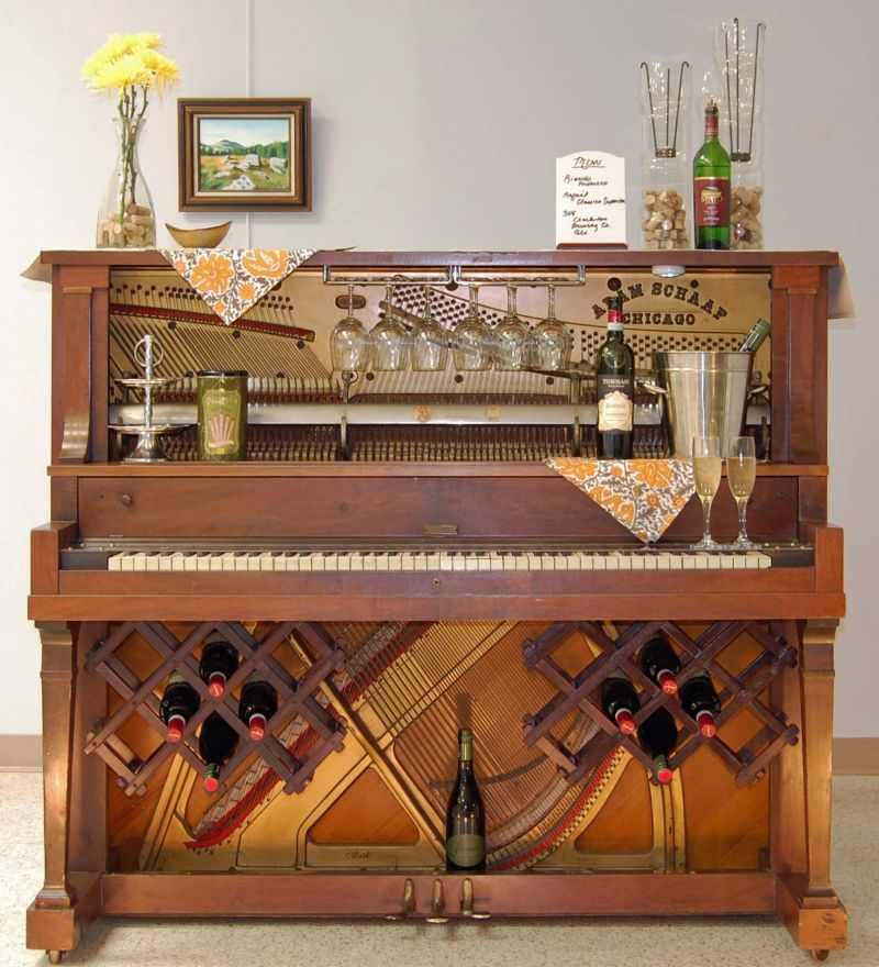 Staré piano přestavěné na domácí bar se stojanem na sklenice a lahve